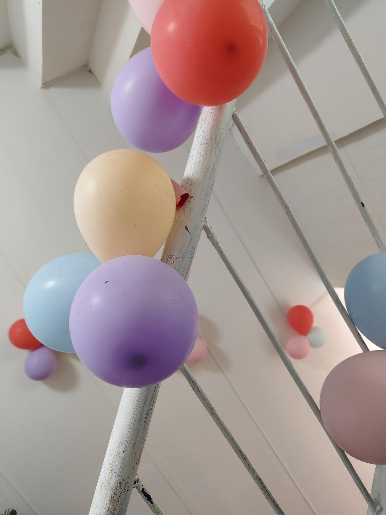 低成本氛围感布置！楼梯间气球装饰太出片
 
普通楼梯间也能秒变打卡点？这组气球布