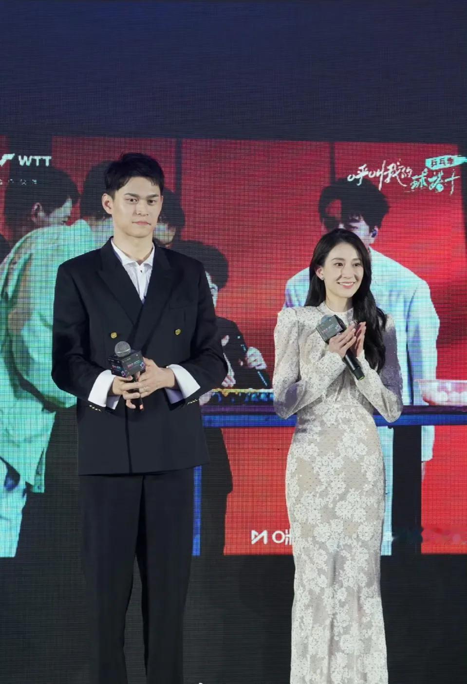 照片中的两位，男士高大帅气，女士漂亮，身材曼妙有型。他们俩一个是泳坛强者，一个是