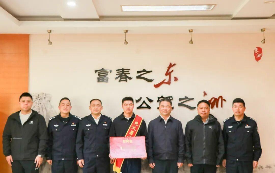 【好样的！富阳退役军人勇救落水群众】向阳富春 近日，富阳北支江有人落水，退役军人