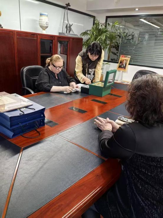 李清——国际书画名家贺元宵庆团圆

华卿，李清

世界非物质文化遗产研究院特聘院