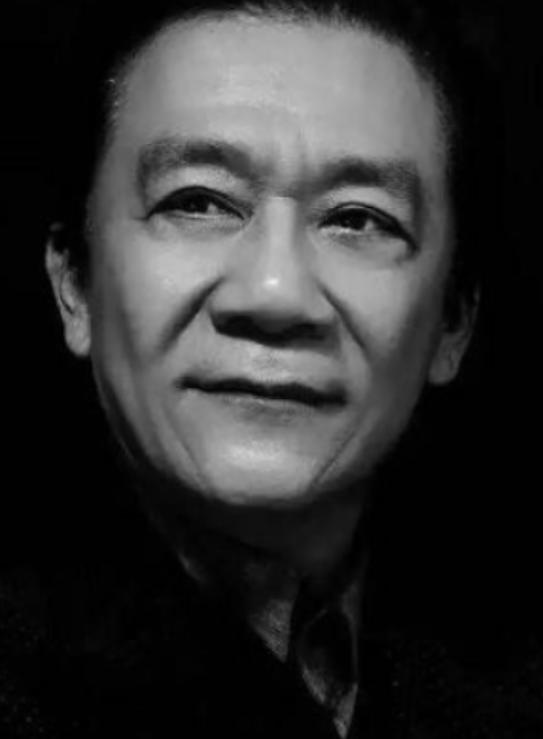 2007年，侯耀文突发心脏病去世，当女儿收拾遗物时，却发现他卡里的500万存款和