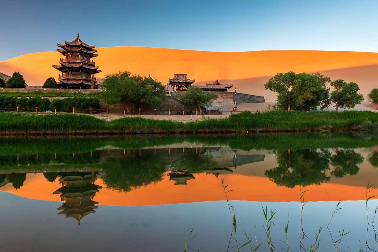月牙泉。月牙泉古建与沙漠