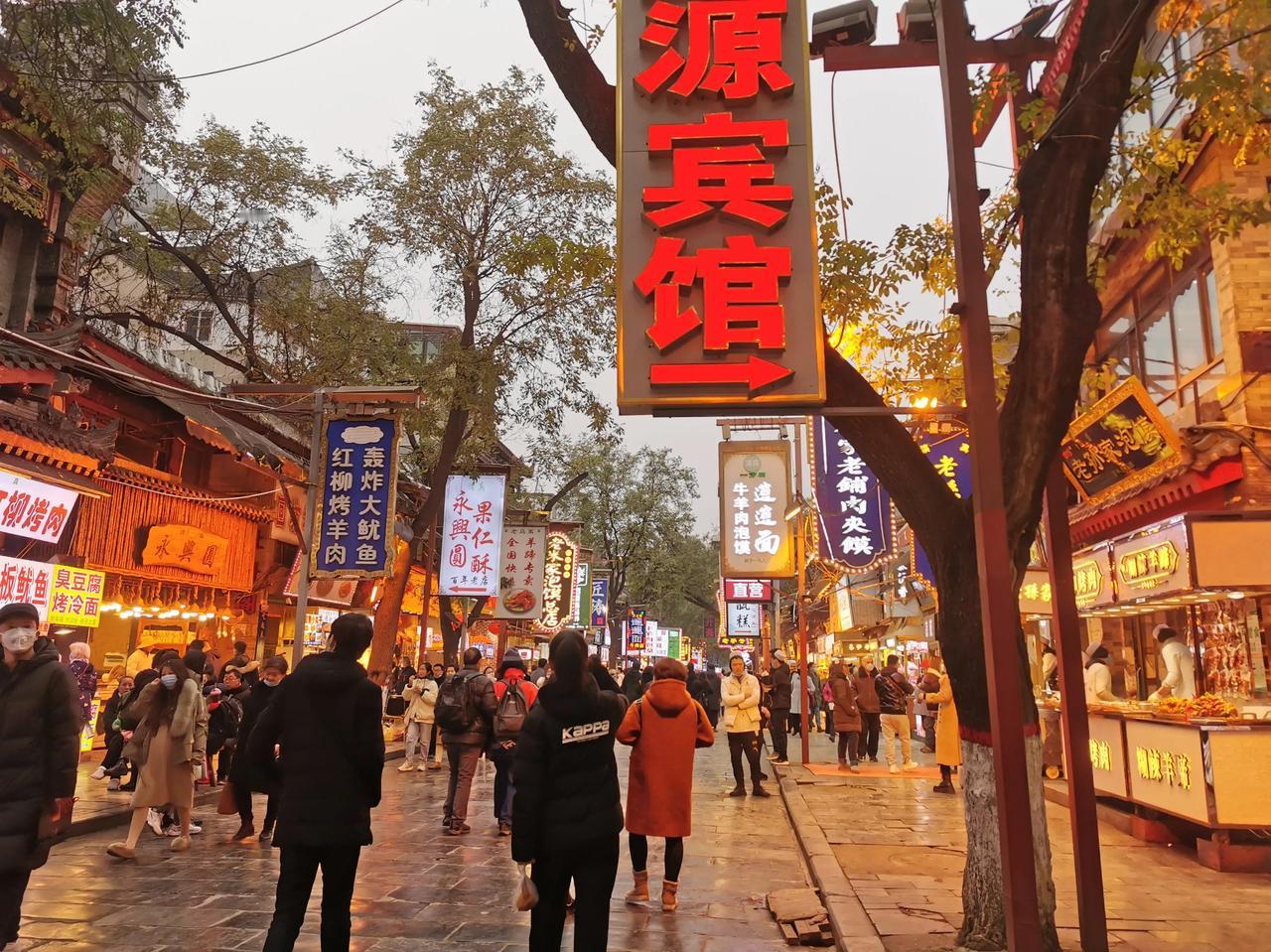 夜游回民街，邂逅长安烟火

当夜幕降临，华灯初上，刚下火车不久的我，就踏入了西安