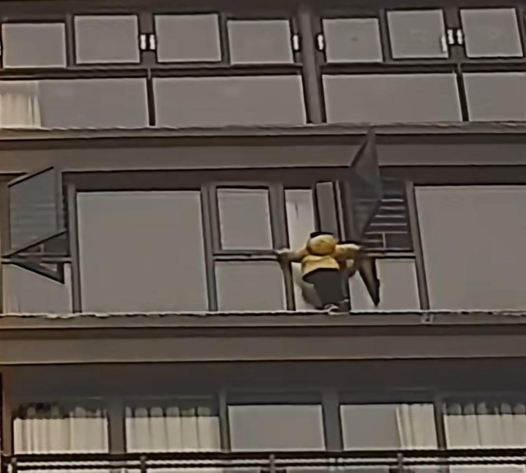 15楼窗外惊魂一刻，多方合力救下悬空女童
 
近日，某小区上演惊险一幕，一名4岁