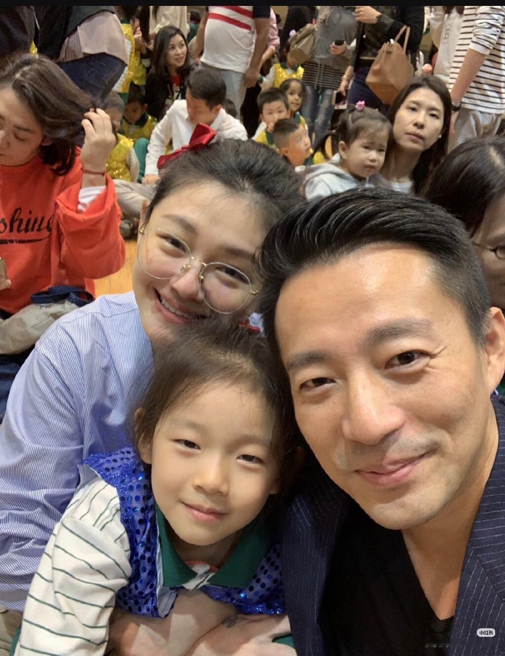 她妈妈以前肯定是爱的，后来离婚后就不好说了，或者打算离婚不回内地住就不好说了，看