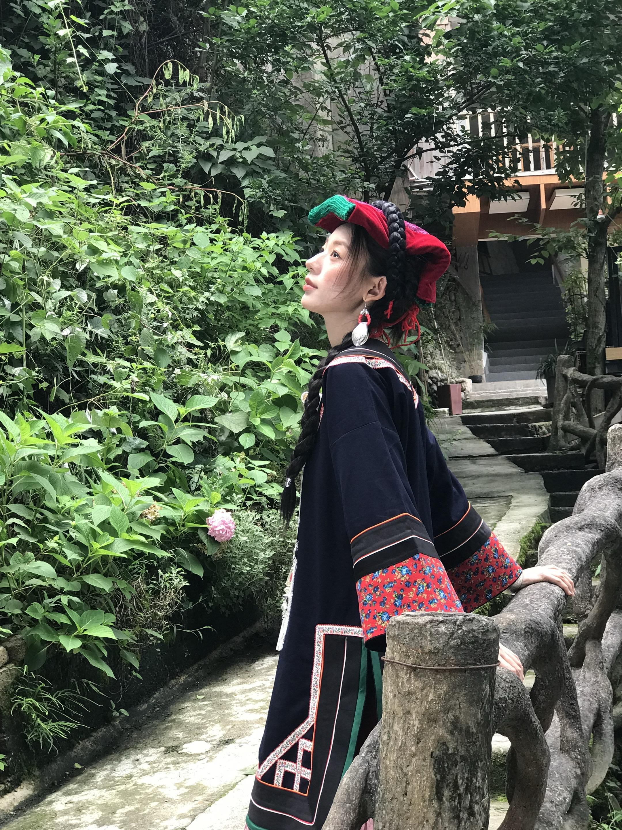 黑为土，红为火，黄为日光，三色藏尽