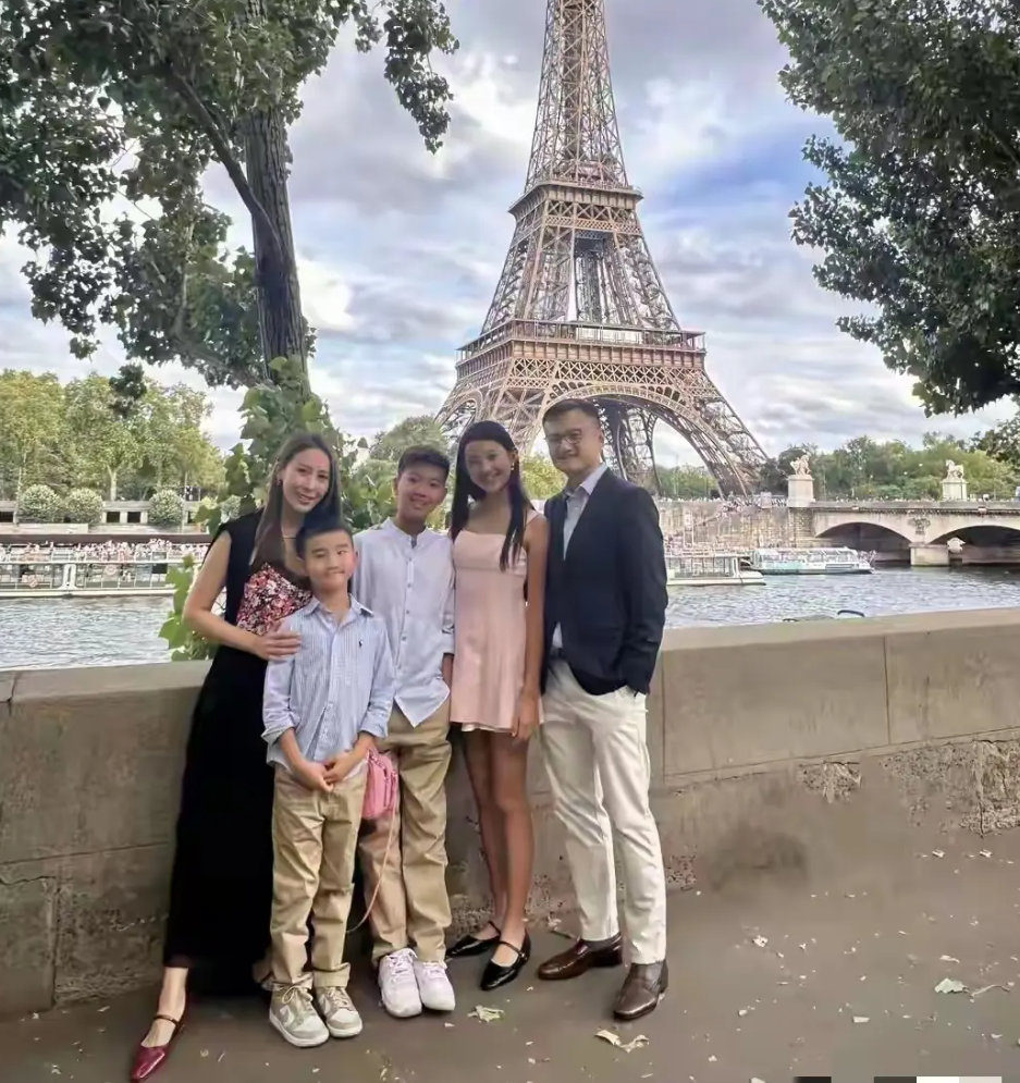 曾经的香港小姐冠军，三个孩子都这么大了，大女儿腿好长好漂亮！ ​​​