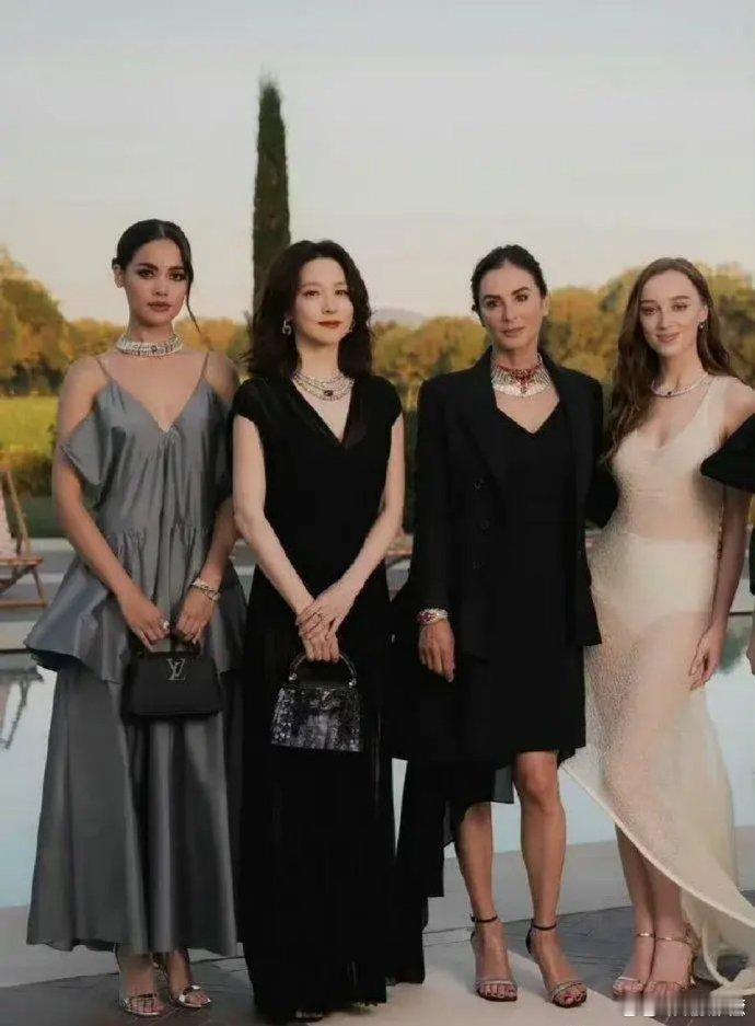 不得不承认，合照如果把金晨给P掉，确实瞬间高级优雅很多 ​​​