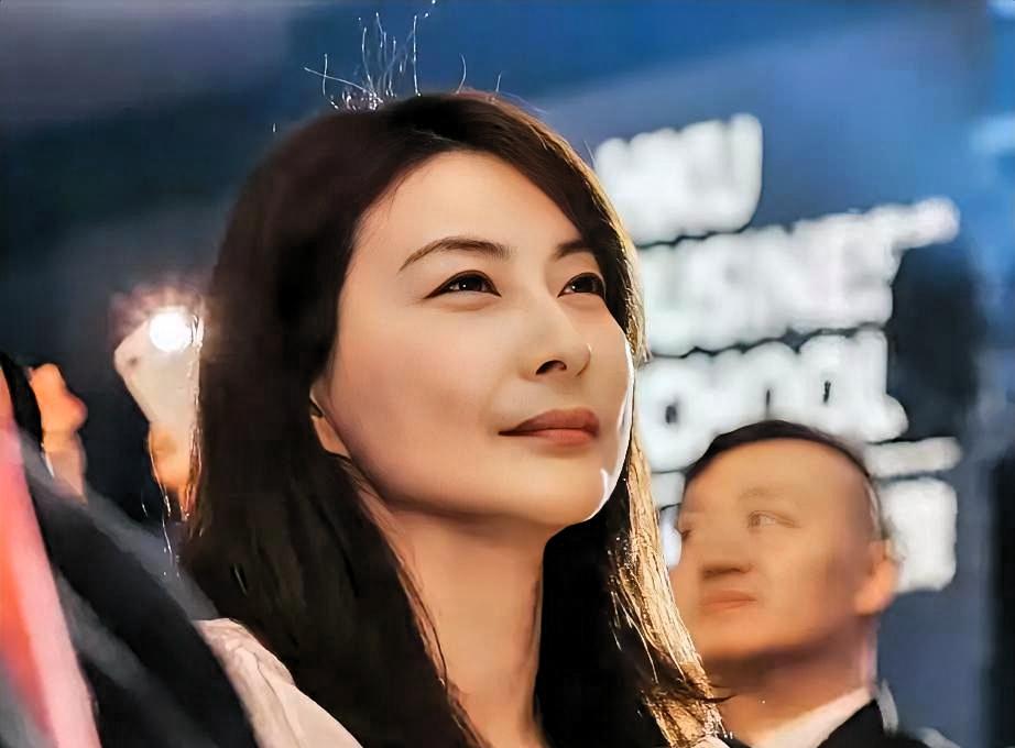 低调了半辈子的郭晶晶，突然发长文，藏着冠军真正的底气。
3月16日，她受邀出席港