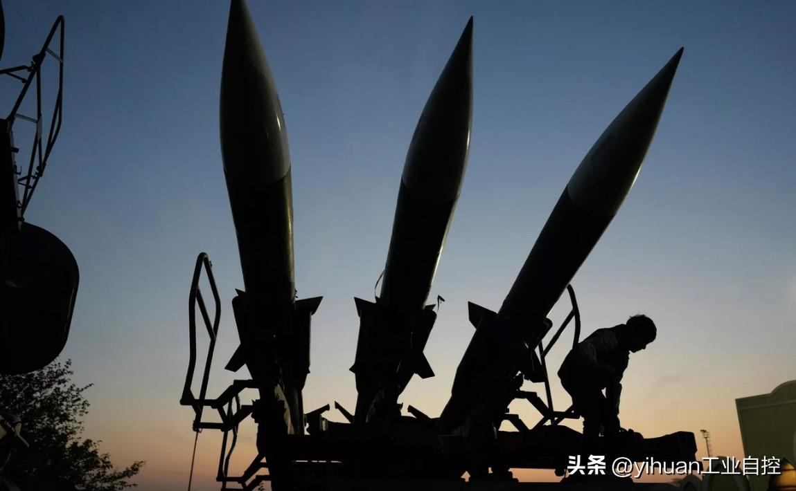 特朗普发出威胁，若伊朗不在48小时内安全、彻底地开放霍尔木兹海峡，美国将摧毁伊朗