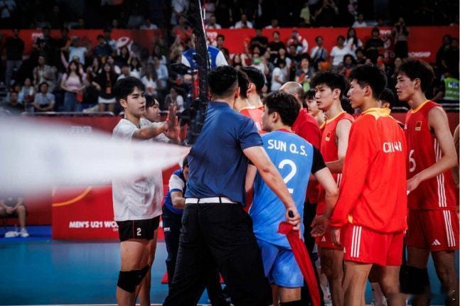 国际排坛动态中国排球转载一篇韩国媒体今天刊发的文章，说的是排球比赛的“争议判罚”