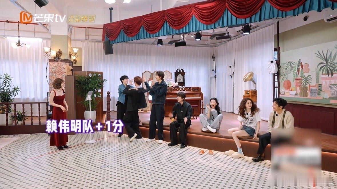 最懂唐艺昕的人出现了不想睡的星期五 唐艺昕才刚刚开始表演，兄弟们就快速说出答案，