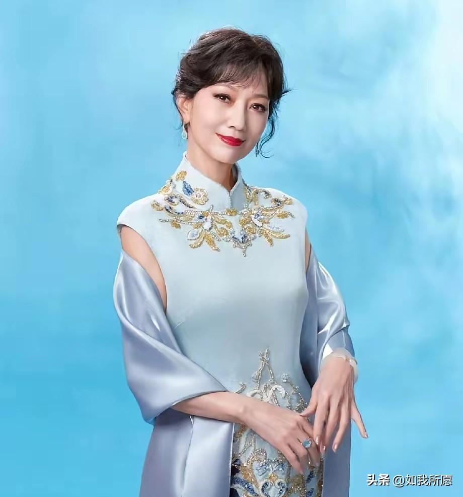 一些网友都被被赵雅芝气笑了！
听到有人说她都70多了，
该给年轻人让位，我只想说