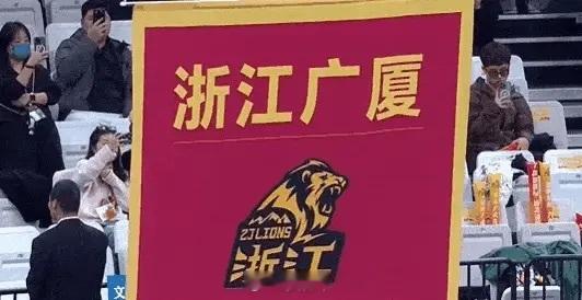 这个夜晚，再次恭喜广厦男篮，真的真的很替胡金秋感到高兴，他值得！cba新赛季揭幕