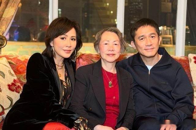 凤凰新闻【刘嘉玲夫妇在豪宅跨年，80岁刘妈妈打扮贵气好慈祥，弟弟全家也在】告别2