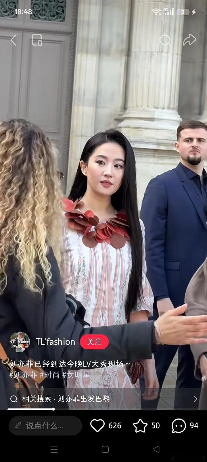 我觉得刘亦菲已经不是胖的问题了 她脸型变了 就是中年人的那种脸了 