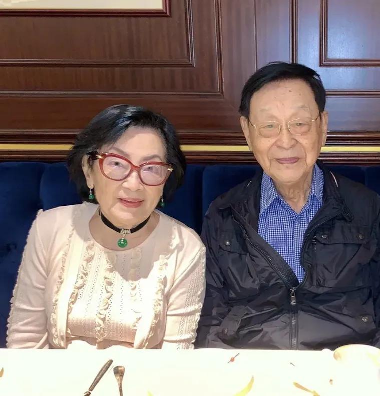 石慧 傅奇近照
今年石慧90岁了，我想起了还有位大美人王晓棠今年也是90岁，不过