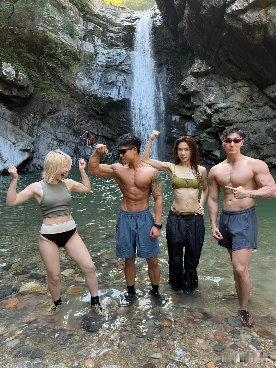 以前的健身媛都是健身房炫耀，
如今都改变策略了，
他们都在景区表演了，
身着运动