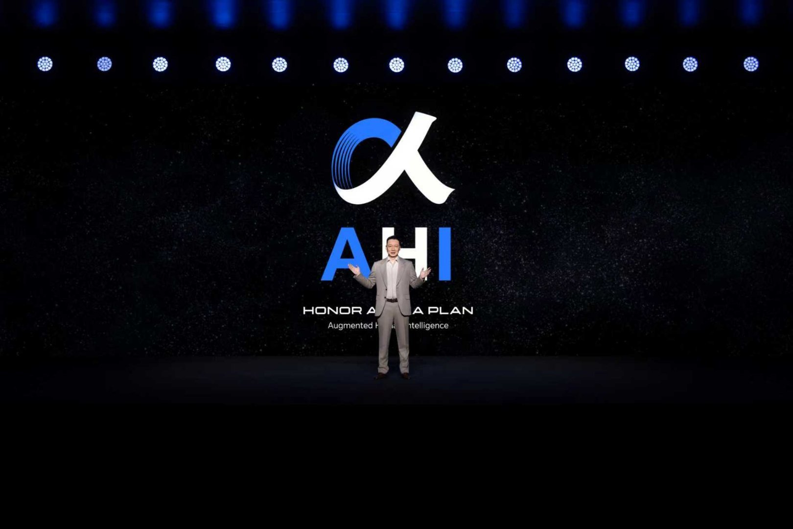 【荣耀CEO李健称让AI既有IQ又有EQ】在2026世界移动通信大会上，荣耀CE