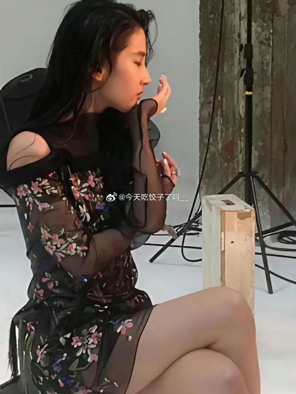 看到刘亦菲这样坐着也有小肚子，瞬间释怀了 