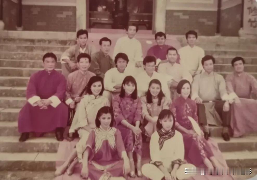 80年代剧组合影，满满的怀旧情怀！📸