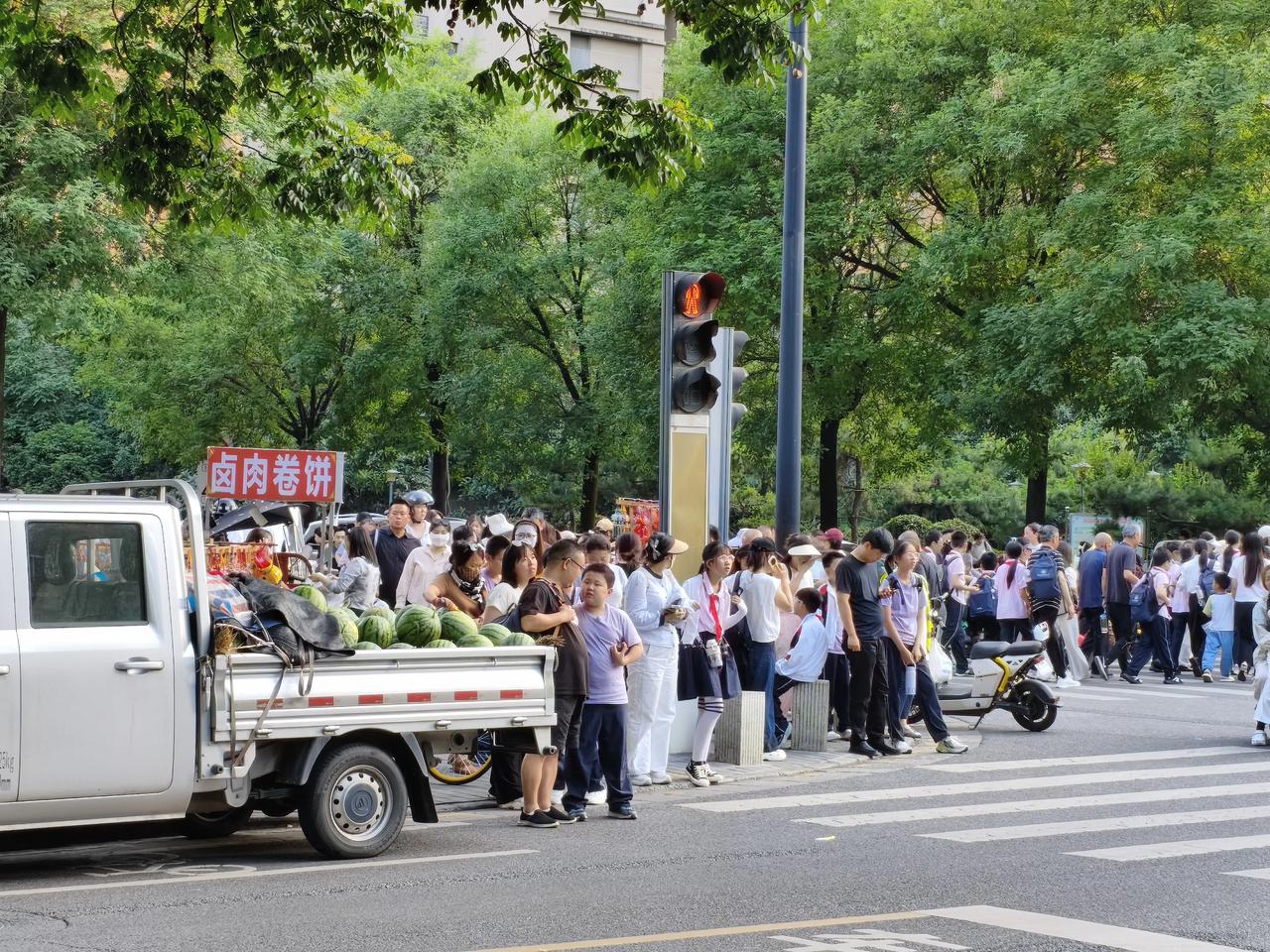 要说长安区、大学城这片的新小区，那都是方方正正的，四个路口还都修了街角公园。
 