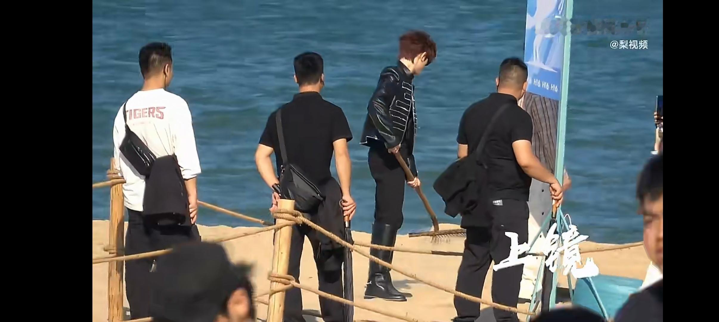 丁程鑫在沙滩干上农活了 丁程鑫你好星期六团建路透，穿着皮衣墨镜靴子酷帅潮男😎，