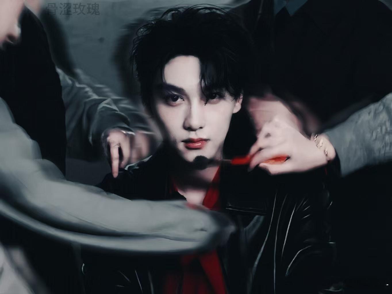 田栩宁芭莎杂志有十六张小卡，还是不重复的