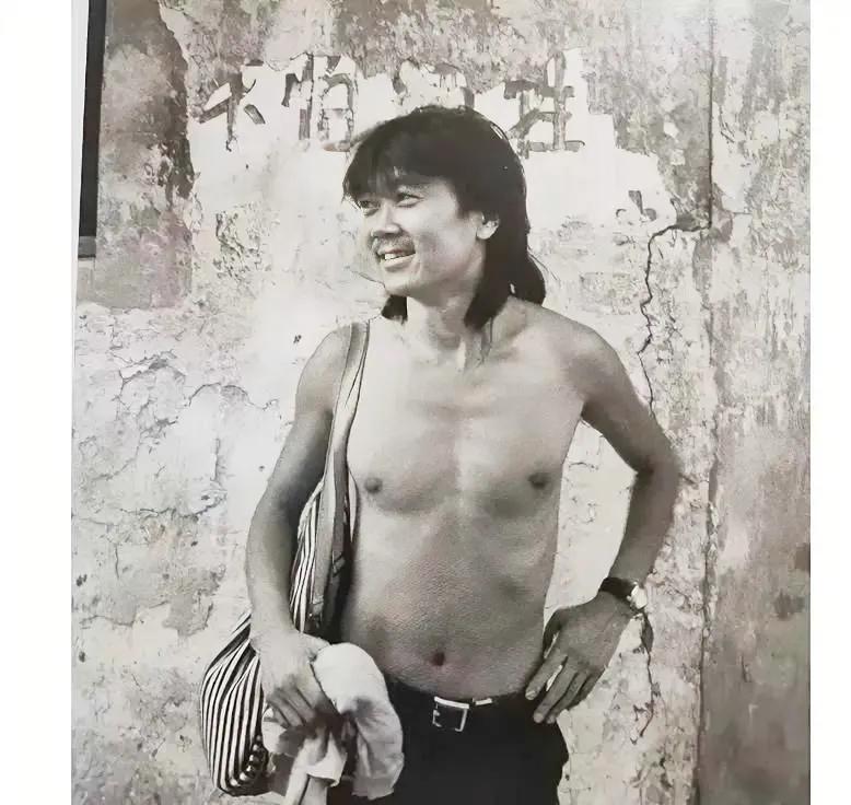 在那个年代，中国的音乐文化还未完全开放，摇滚乐更是被视为“反动”的代表。然而，崔