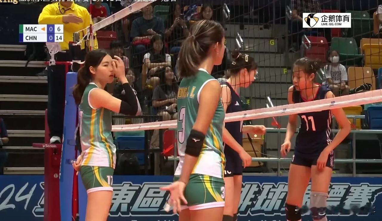小将以压倒性胜利拿下中国澳门女排。
亚洲东区女子锦标赛首场，第一和第三局比赛一边