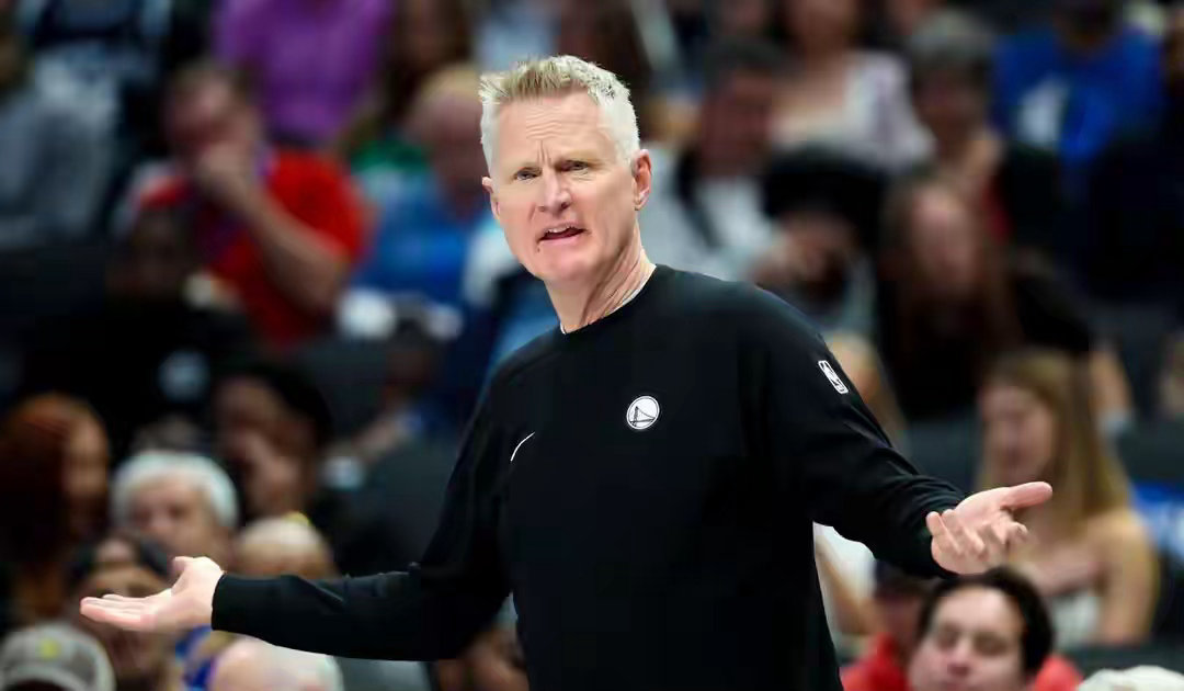 🏀 勇士加时惨胜独行侠却遭重创！摩西-穆迪膝盖重伤被抬出场，科尔用人再遭质疑勇