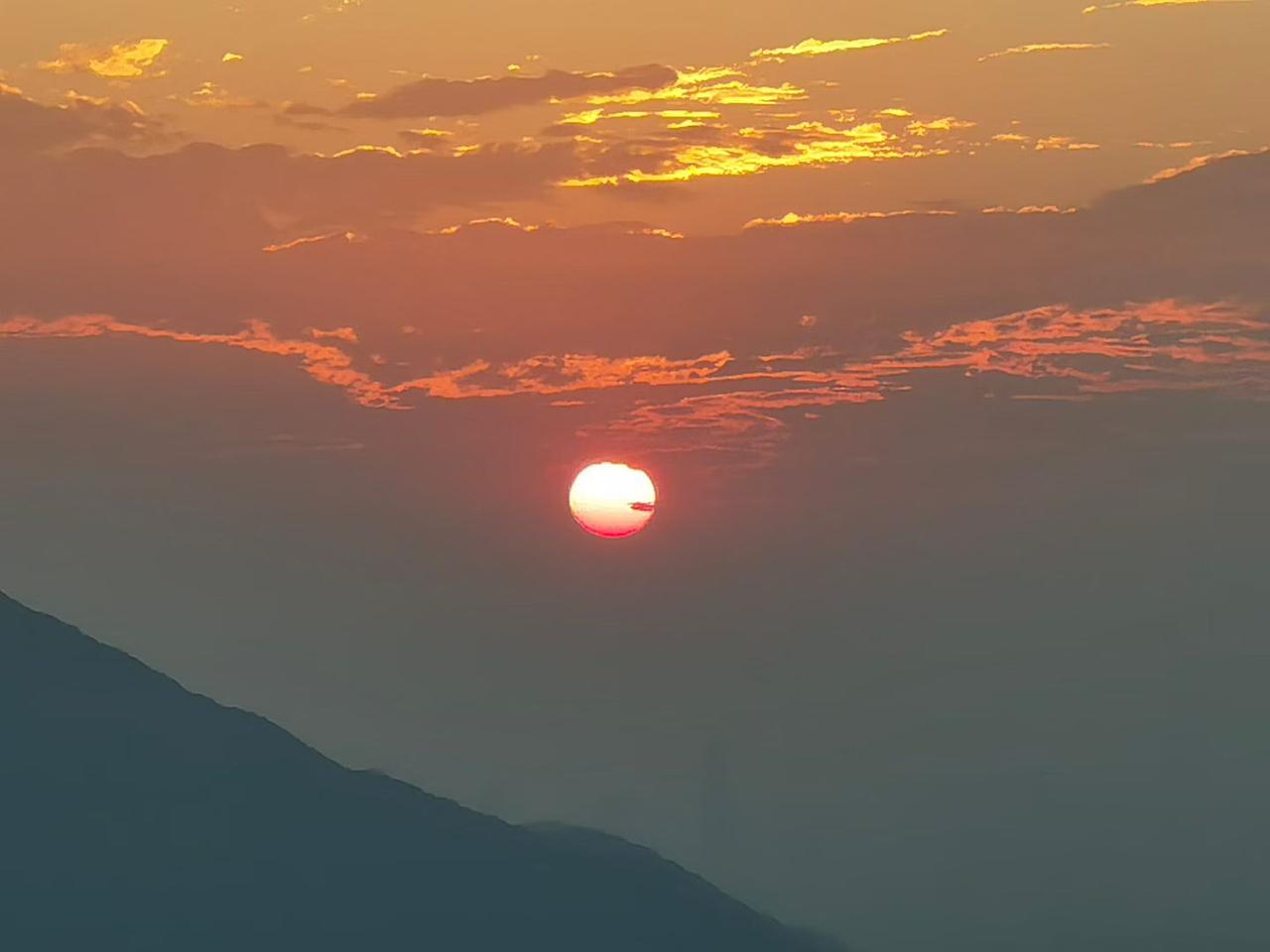 人具有情感和责任感，会更用心对待工作和产品质量。以人为本，科技再发达，没有人参与