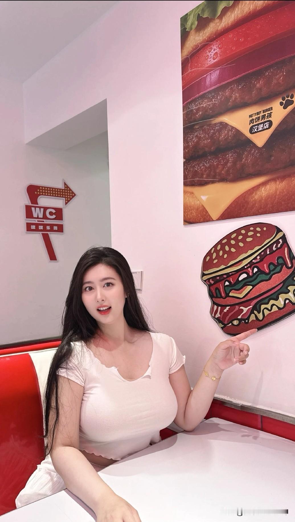 在汉堡店打卡，美味汉堡等你来尝！🍔😋
