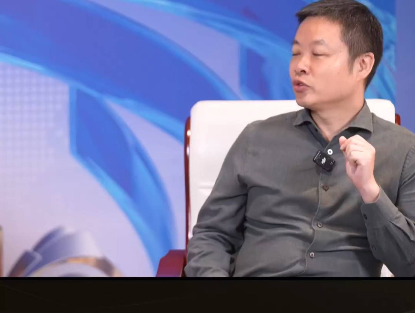 何小鹏：我们的食堂有几万平方米 我们叫妈妈食堂