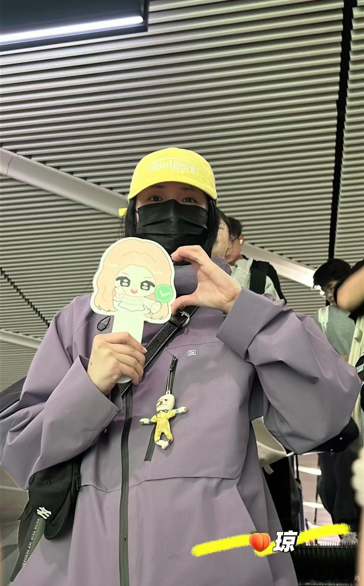 周洁琼机场纯素颜 周洁琼机场纯素颜状态也是这么的漂亮呢，而且还和大家开心的打招呼