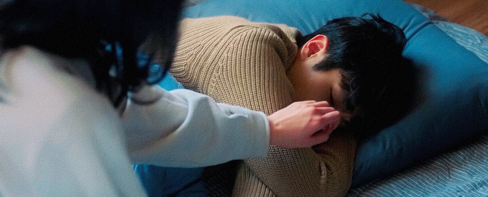 年少时我们有足够多的理由去认认真真地喜欢另一个人，而长大后我们有同样多的理由去认