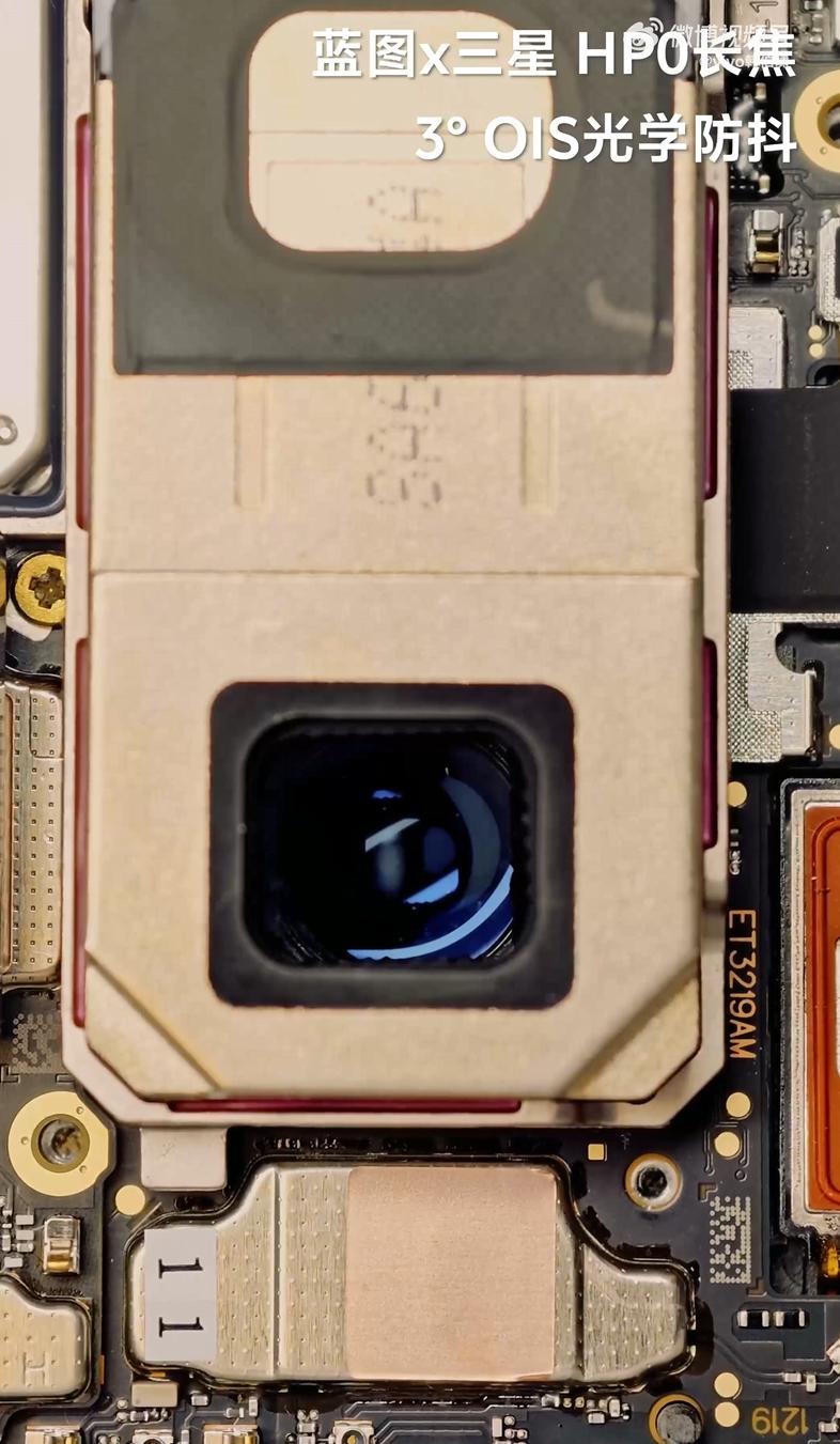 【vivo X300 Ultra首发3°光学防抖超大底长焦】今天，vivo产品经