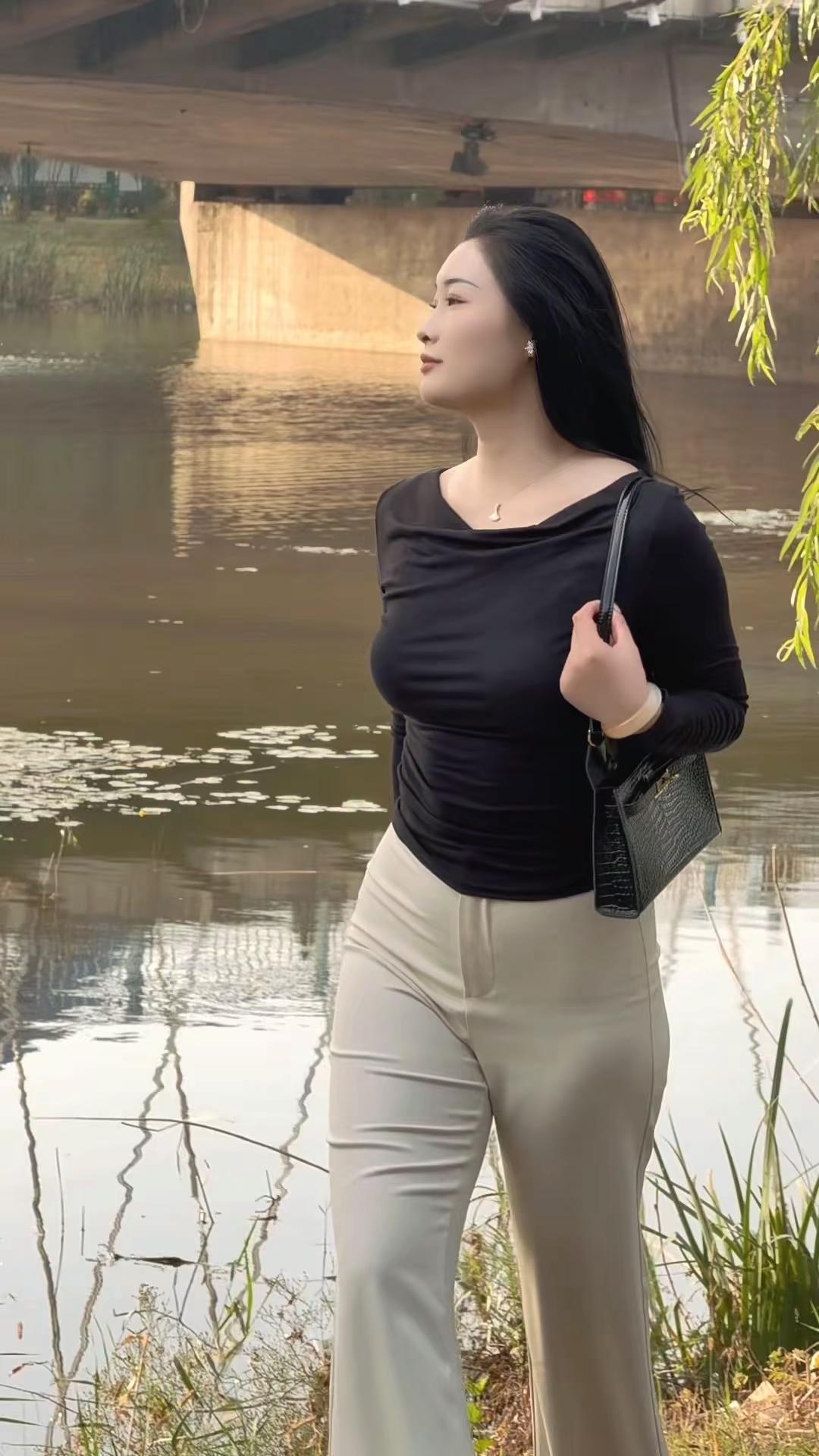 年少时真的不理解，人怎么会从如此鲜活炙热里逐渐变得冷漠无常直到我回首在各种似是而