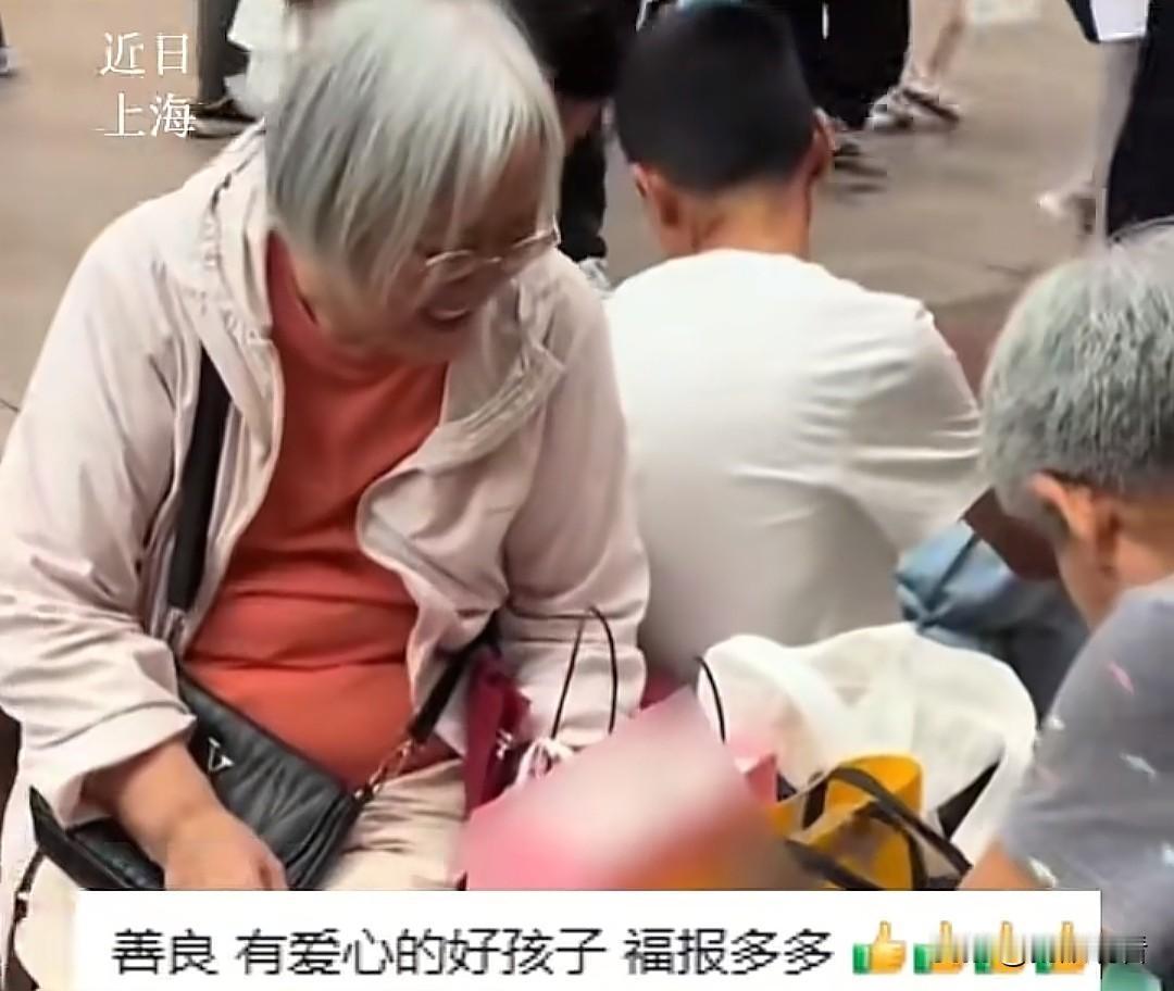 近日上海南京路步行街，真的被上海这个暖心小孩哥戳中啦😂！两位奶奶第一次喝新式奶