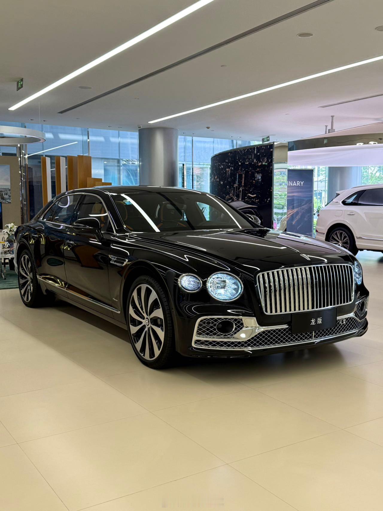 宾利飞驰 4.0T V8 Azure 龙版外漆：宝石黑 内饰：橙黄/黑鲸木饰：贵