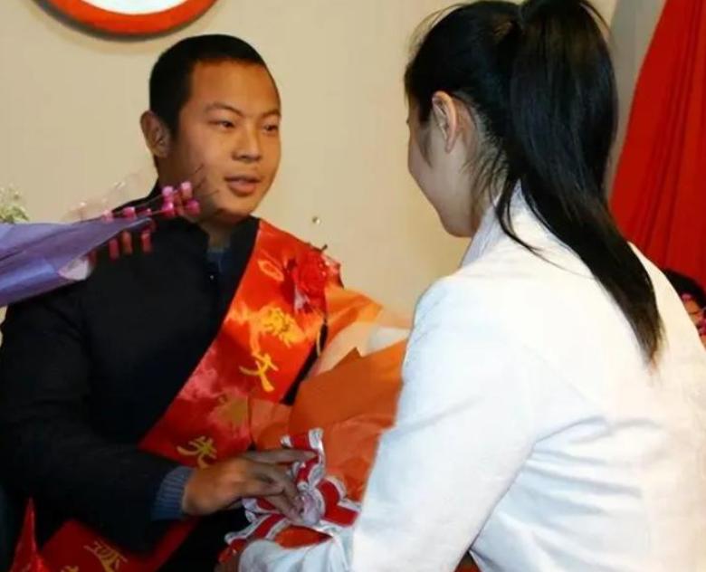 江西女导游车祸昏迷14天，醒来后就告诉母亲：“救我的人，是个白衣男子！”医护人员