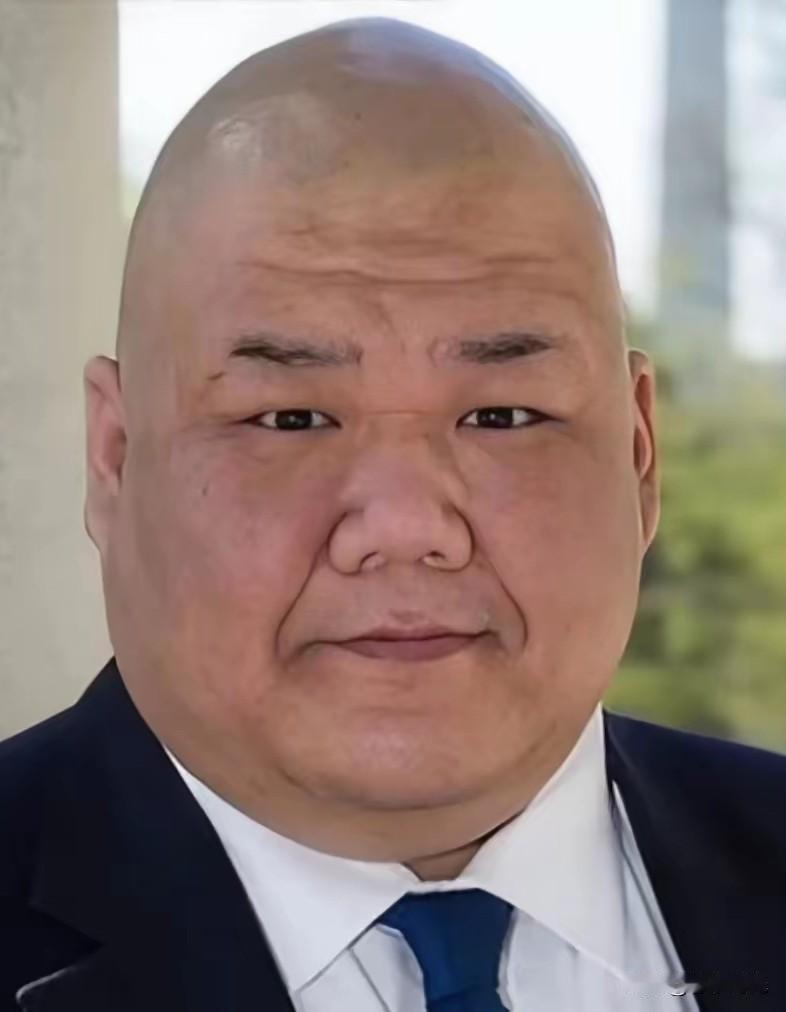 大家不知道注意没有，这次特朗普随行身边的“光头华裔”张振熙，表面上不抢镜头，而实