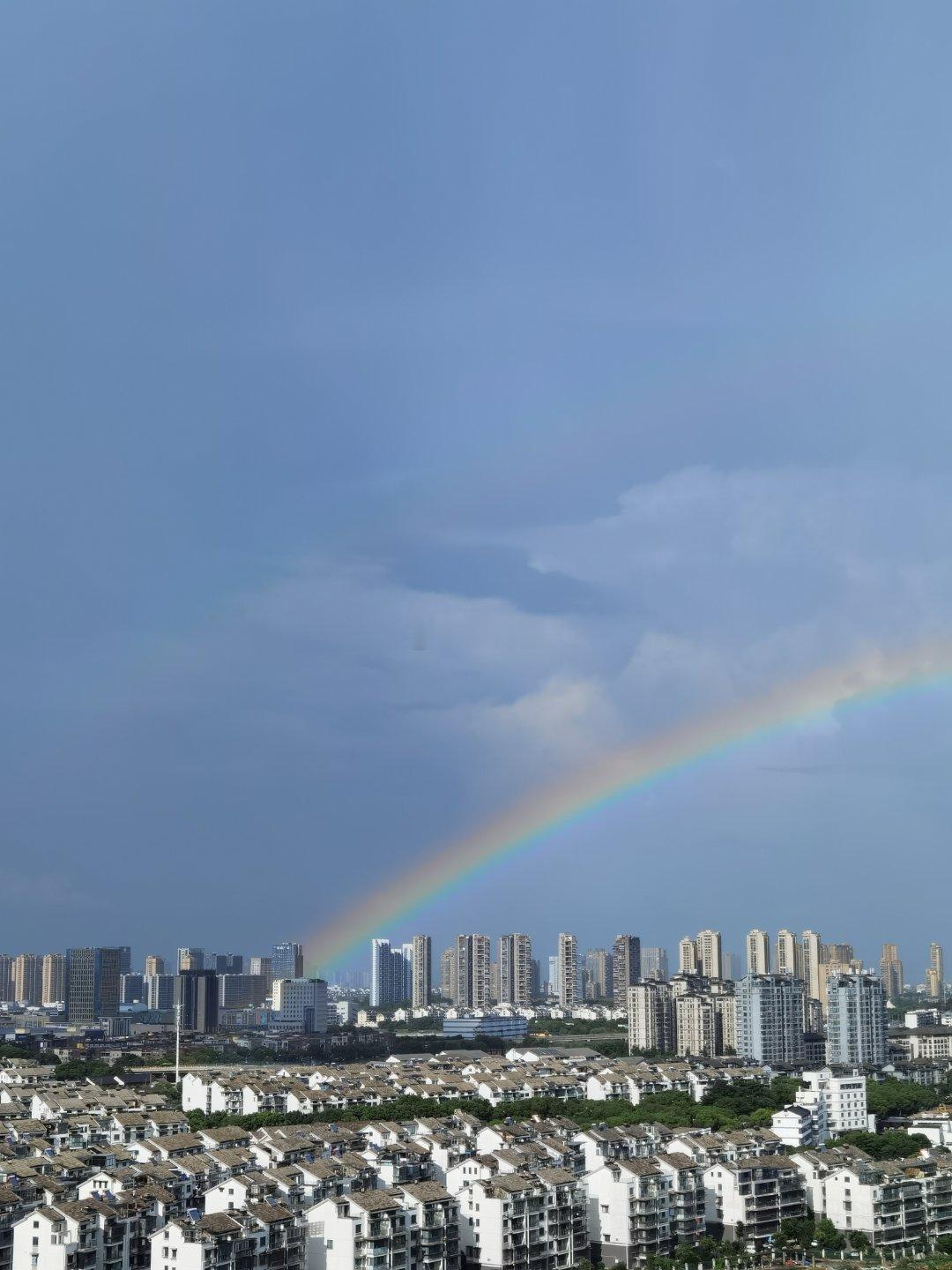 今天绍兴上空的“双彩虹”[太阳]连续两周看到彩虹了！ 彩虹季🌈 ​​​