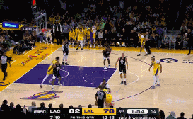 伍德三分打停快船
北京时间11月2日，湖人与快船的比赛进行至第3节还有1分50秒