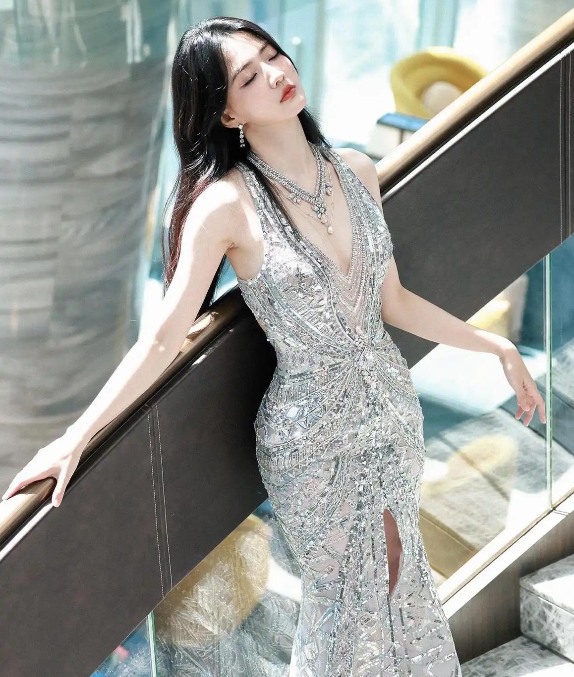 优雅红毯风，闪耀银礼服，自信女王范！👗✨真的是太漂亮了 给自己一句话，你会说什