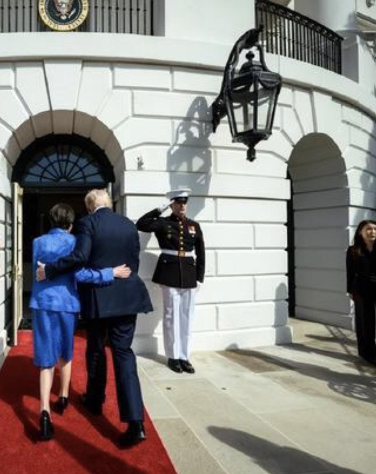 高市早苗访美意义颇为复杂。从政治象征层面来看，身为日本自民党重要人物，她与特朗普
