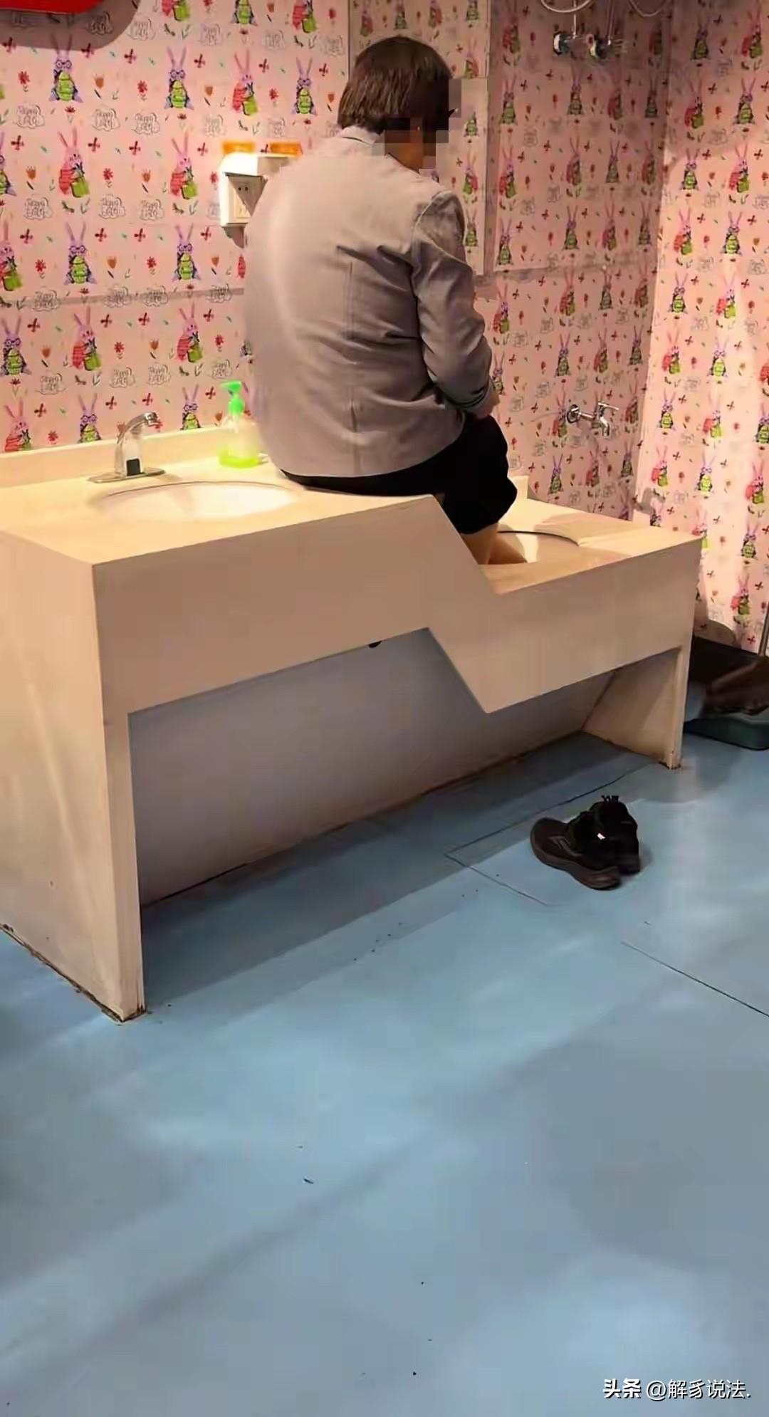 “素质太低了！”河南郑州，一宝妈在某车站里的母婴室给孩子喂奶，一保洁大妈大摇大摆