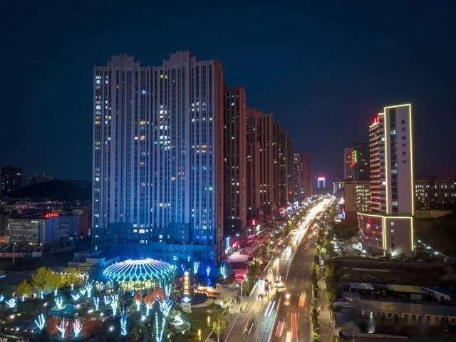 十堰上海路夜市爆火！整条街区布局200个规范摊位，烤串、冰粉、特色小吃一应俱全。