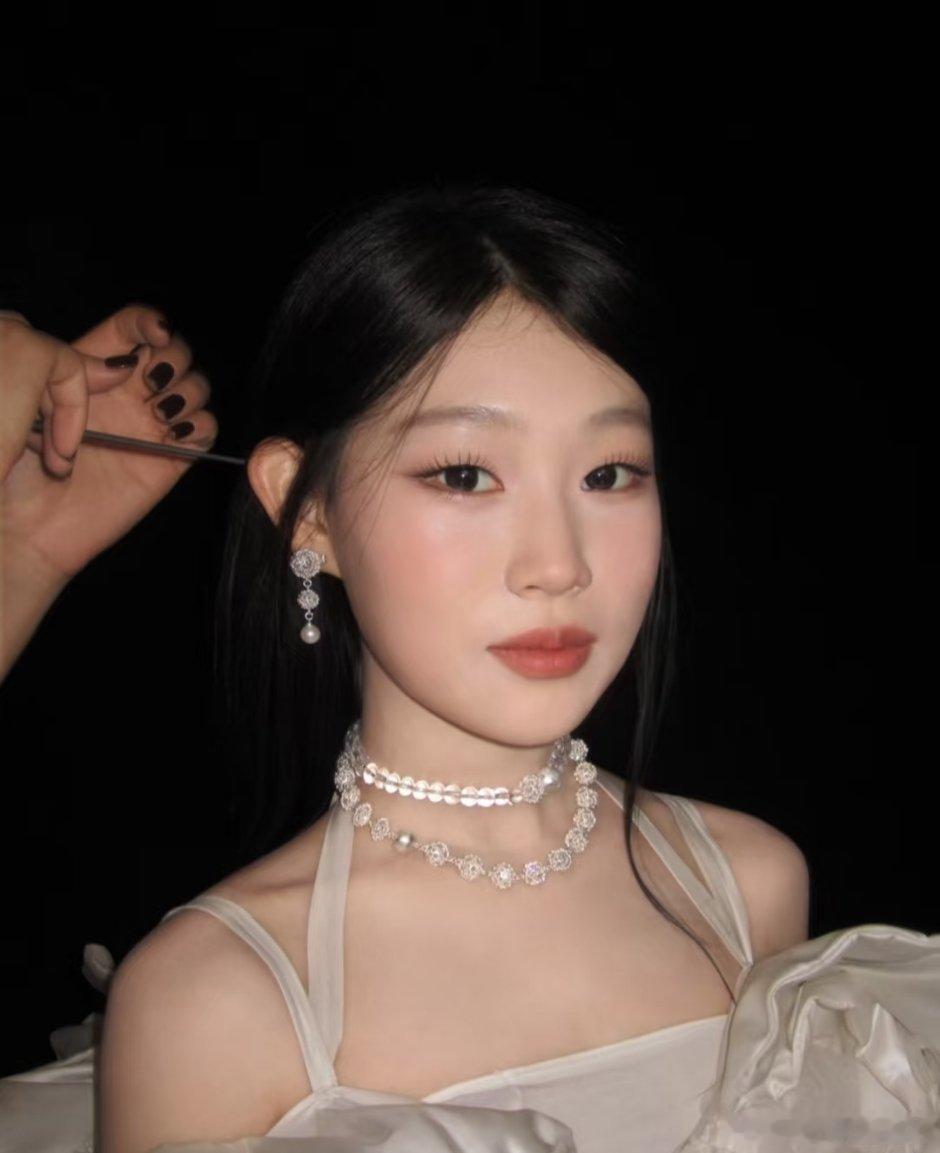 沈佳润的妆是王亚飞画的💄 ​​​