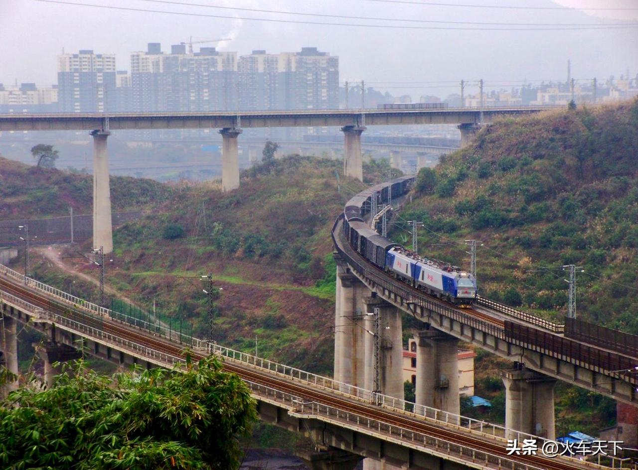 2015年春运期间在磨心坡所拍，襄渝铁路上行货运列车与上行临客，那时候兴隆场编组